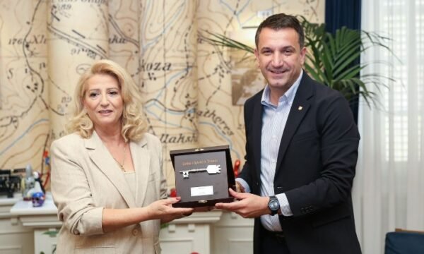  Shkurte Fejza nderohet me “Çelësin e qytetit të Tiranës” nga Erion Veliaj