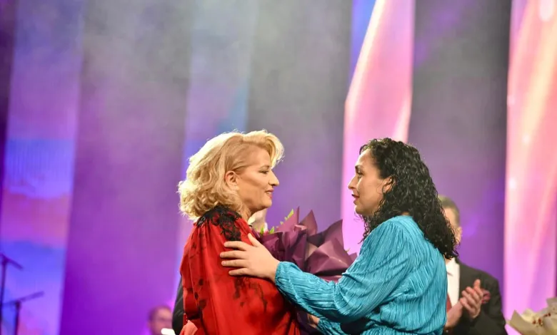  Presidentja për Shkurte Fejzën: Në kohët më të vështira kur synohej shfarosja jonë, u shndërrua në zërin e lirisë