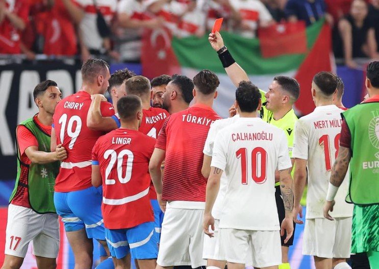  Turqi-Çeki, sfidë me 3 gola dhe rekord të ri të kartonave të treguara nga referi