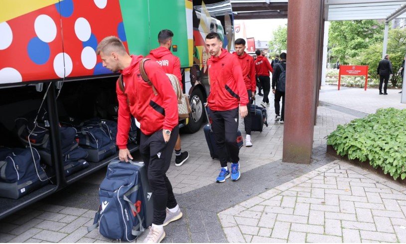  Kuqezinjët nisen për në Hamburg, para përballjes me Kroacinë