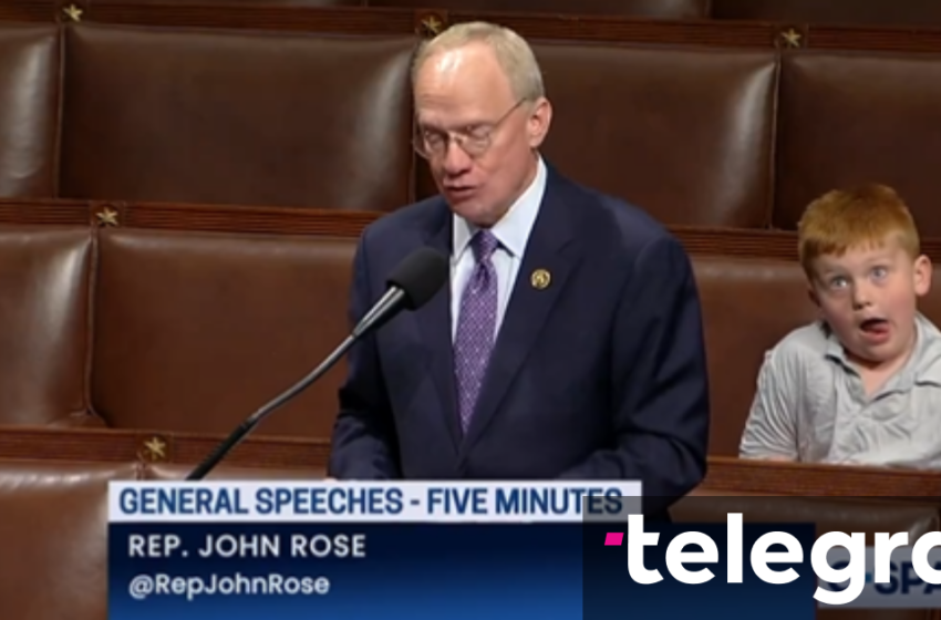  Fjalimit të deputetit amerikan në Dhomën e Përfaqësuesve “ia vjedh” vëmendjen djaloshi i tij me veprime qesharake