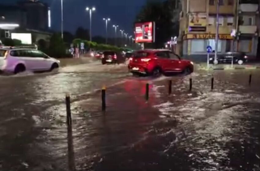  Bllokohen rrugët, kanalizimet janë ngulfatur, oborre dhe bodrume të përmbytura – gjendja në Tetovë!