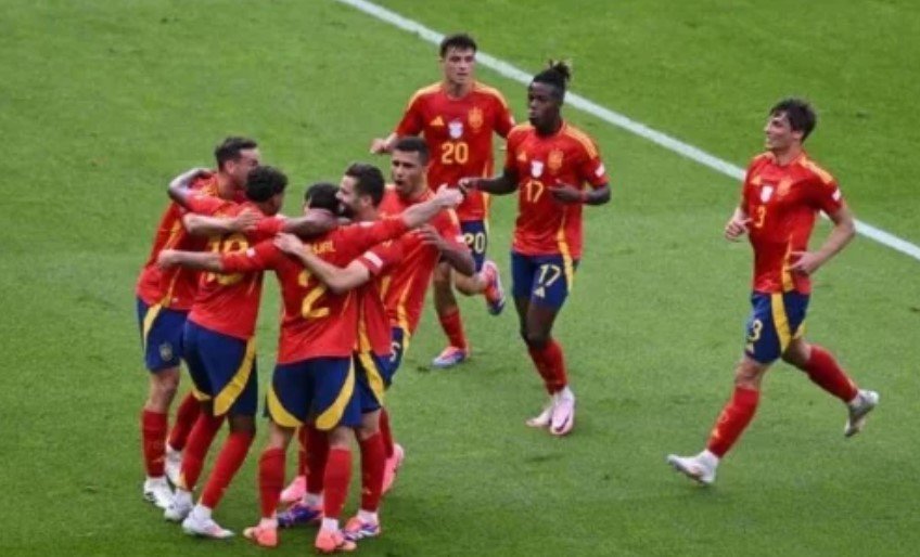  Spanja fiton dhe kualifikohet, e mban Shqipërinë ende në lojë
