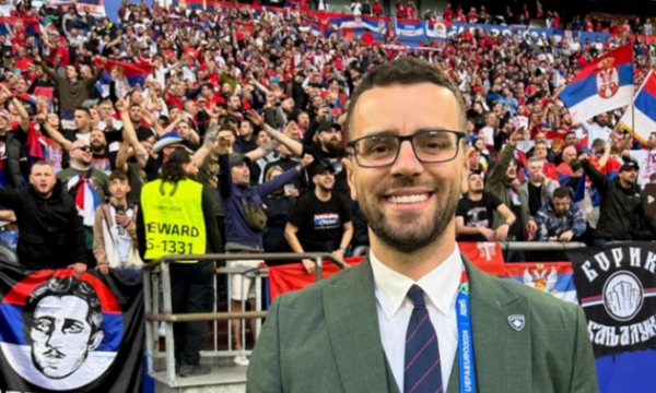  E bëri shqiponjën para tifozëve serbë, UEFA e penalizon gazetarin kosovar, ia heq akreditimin