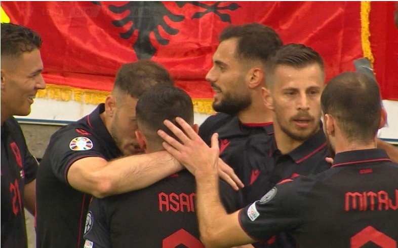  Napoli i Antonio Kontes kërkon mesfushorin e kombëtares kuqezi