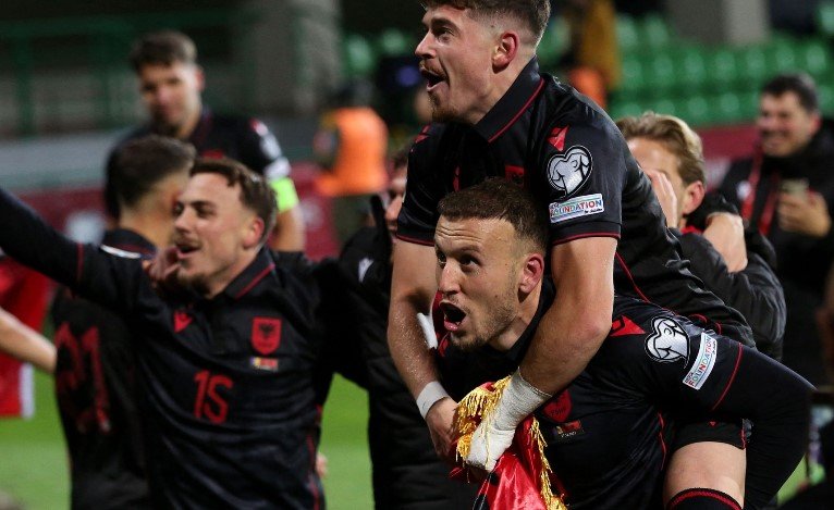 Shqipëria me fanellat “fatlume’, me ato shënoi fitoren e vetme në “EURO 2016”