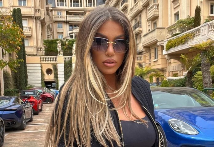  Adelina Tahiri në hallë, ia djeg dielli gjoksin deri në këtë pikë