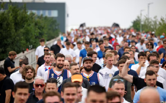  Reuters raporton për brohoritjet e serbëve “Kosova është zemra e Serbisë” në Mynih para ndeshjes me Slloveninë