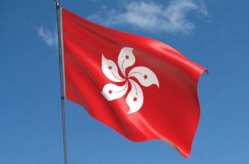  Kthyen kurrizin gjatë himnit kombëtar të Kinës, në pranga tre persona në Hong Kong