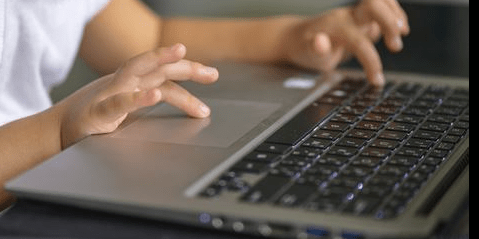 Sondazhi i fundit ka treguar se fëmijët në RMV kalojnë shumë kohë në internet