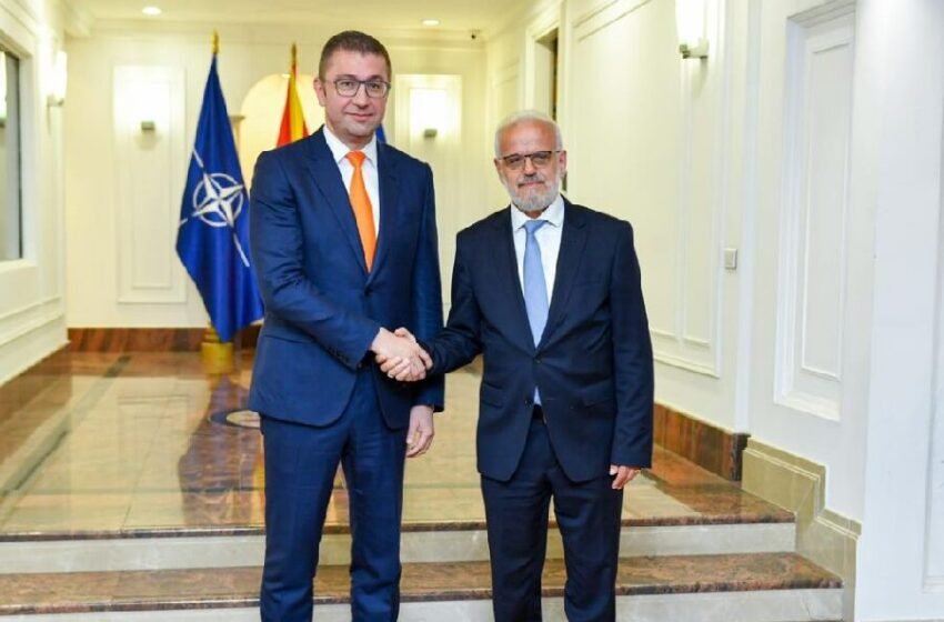  Xhaferi ia dorëzoi mandatin Mickoskit