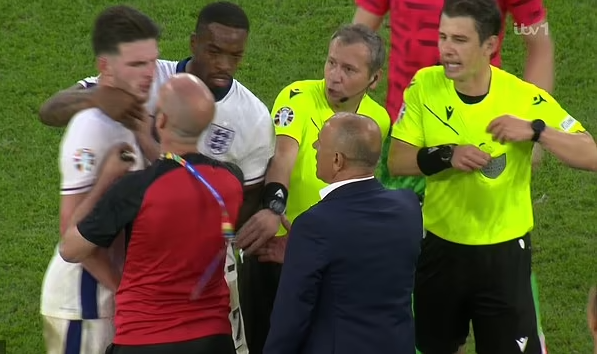  “Qepe gojën o tullac m…”, çfarë nuk u pa nga sherri mes trajnerit të Sllovakisë dhe Declan Rice