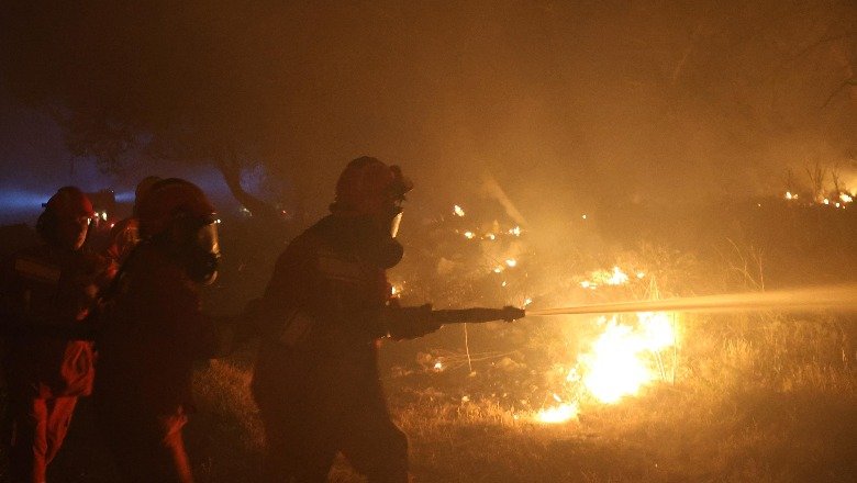  Zjarri në Shëngjin, Ministria e Mbrojtjes: Situata ka njohur përmirësim në orët e mbrëmjes, është shmangur rreziku