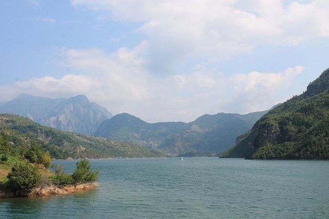 Vdes turistja 39-vjeçare, pësoi arrest kardiak sapo u fut në liqen