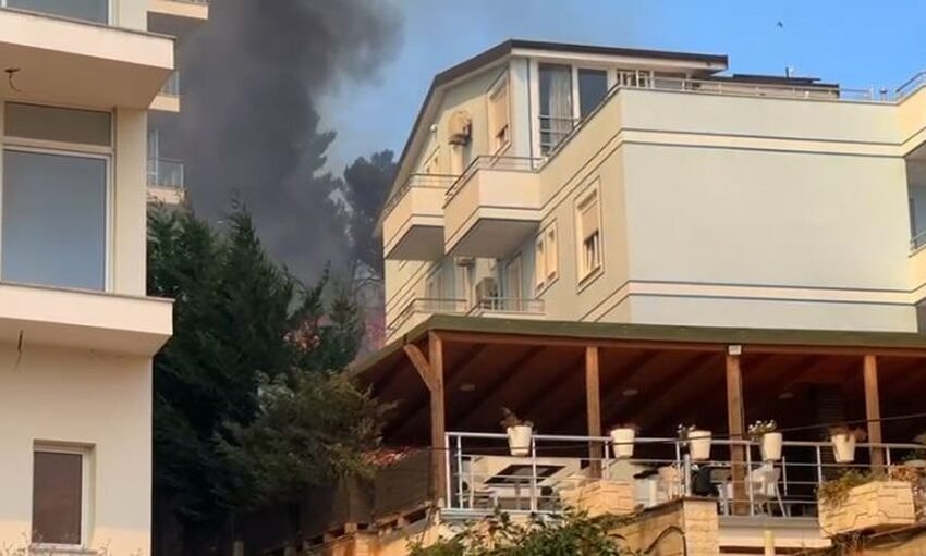  ZJARR nga të gjitha anët/ Përkeqësohet situata në Shëngjin, flakët po i afrohen resorteve, digjen çadra plazhi e një lokal