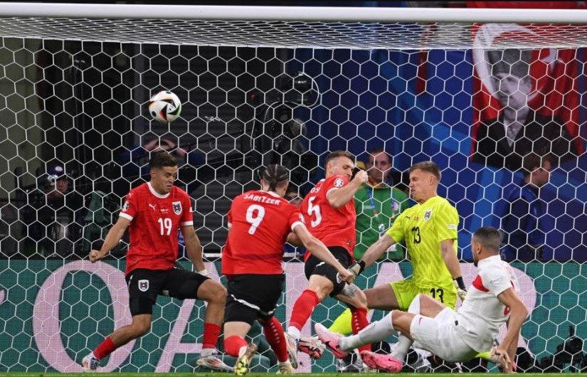  VIDEO/ Një mbrojtës bën bomberin dhe eliminon Austrinë e Rangnikut