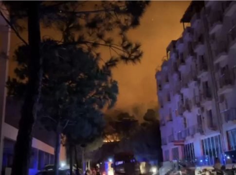  Shëngjin/ Zjarri përhapet pranë hoteleve dhe banesave, evakuohen banorët dhe turistët