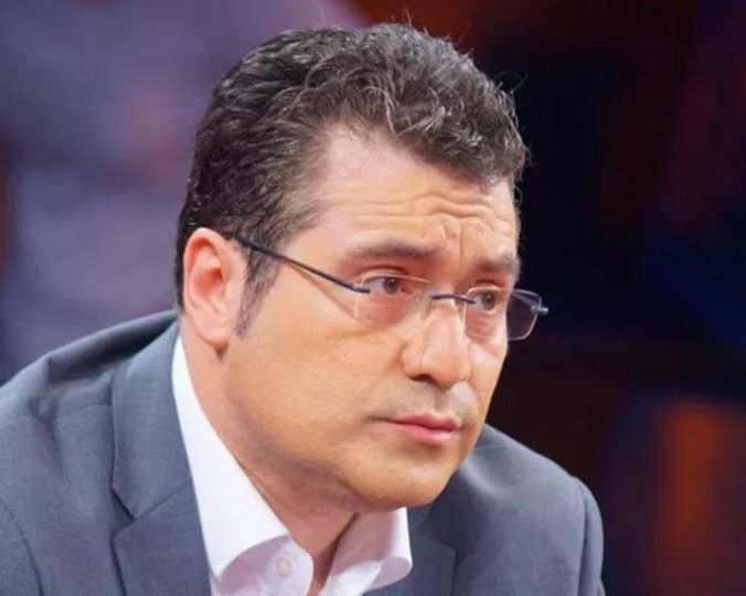  Ta gëzosh qeverinë teknike, Doktor!