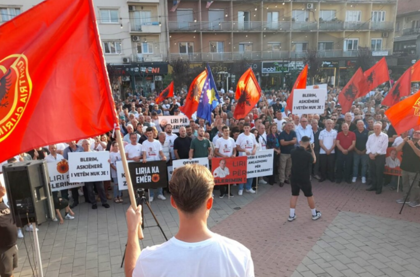  “Maqedonia të korrigjojë gabimin e bërë” – protestuesit në Ferizaj kërkojnë lirimin e Blerim Ramadanit