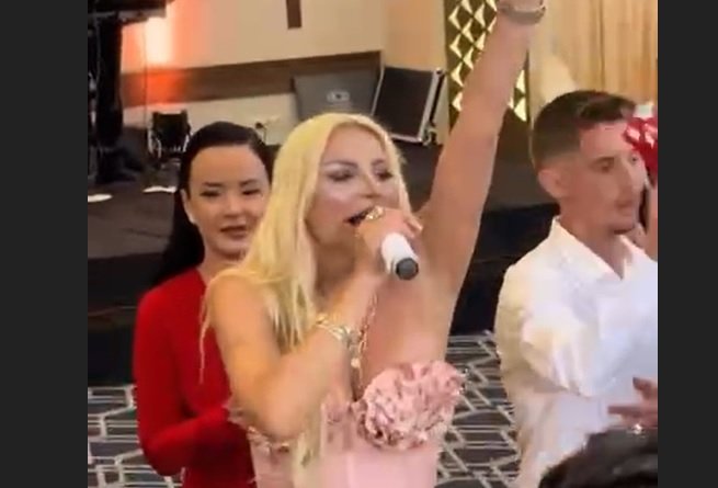  Gjyste Vulaj ndezë atmosferën në dasem, nuk mungojnë bakshishet (VIDEO)