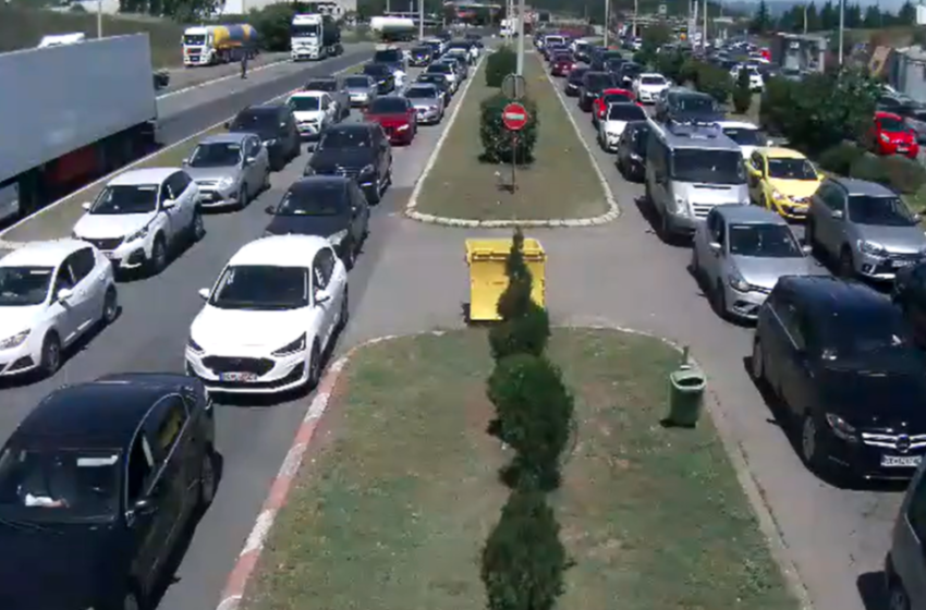  40 minuta pritje për hyrje-dalje në vendkalimet kufitare “Tabanovc” dhe “Bogorodicë”