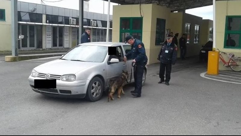  Tentoi të kalonte kufirin me drogë me vete, vihet nën hetim 25-vjeçarja nga Kosova