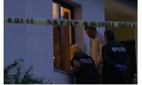 Rast brutal në Shqipëri: Burri vret gruan me sëpatë, djali e shtyn nga shkallët – vdes edhe ai