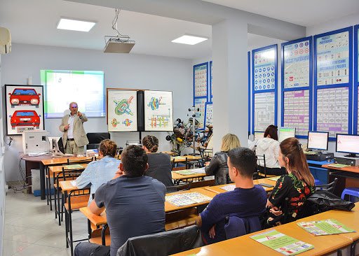 Vetëm 13% e shoferëve rifitojnë sërish patentën, ekspertët: Duhet të ketë masa për autoshkollat