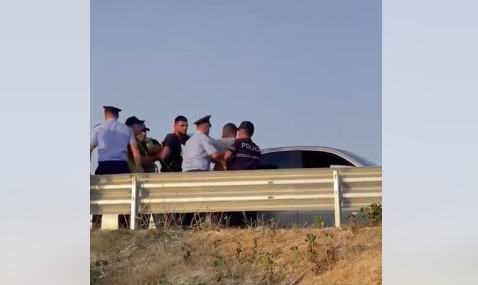  Polici shqiptar e godet me shuplak të arrestuarin, suspendohet nga puna/Video