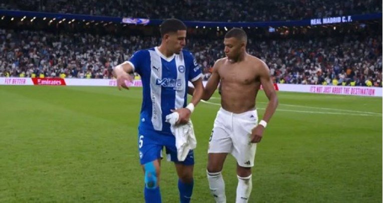  Shkëmben fanellën me Mbapen, trajneri menjëherë e zëvëndëson!