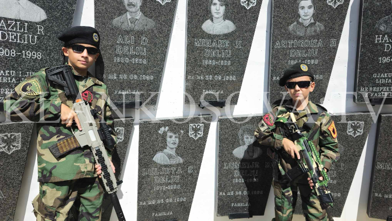  Nipat e shtatzënës që u vra në masakrën e Abrisë vishen me uniformë të UÇK-së