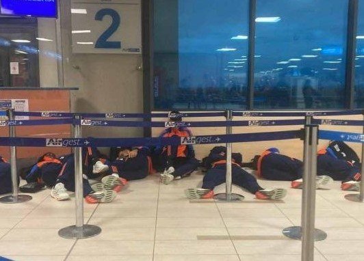  Fluturimi shtyhet për 11 orë, lojtarët e Juventusit flenë në dyshemenë e aeroportit