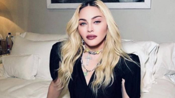  Madonna tërheq vëmendjen me një vello të zezë me dantella dhe kurorë në shfaqjen e “Dolce and Gabbana”