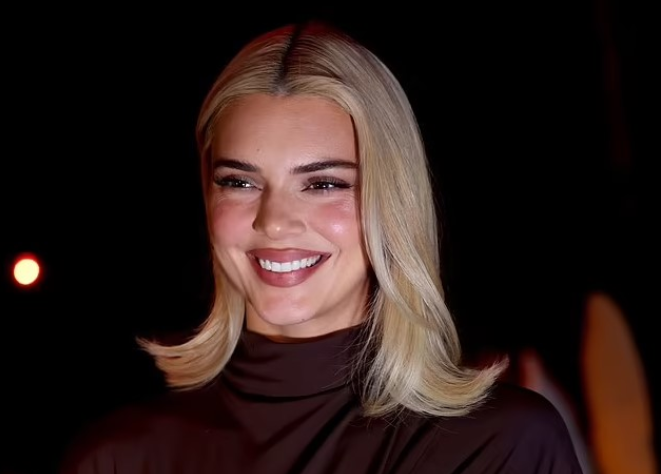  Kendall Jenner bëhet bionde, teksa merr pjesë në shfaqjen e “Bottega Veneta”, gjatë Javës së Modës në Milano