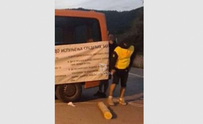  Shfaqen persona me maska në protestat e serbëve në kufirin në Bërnjak