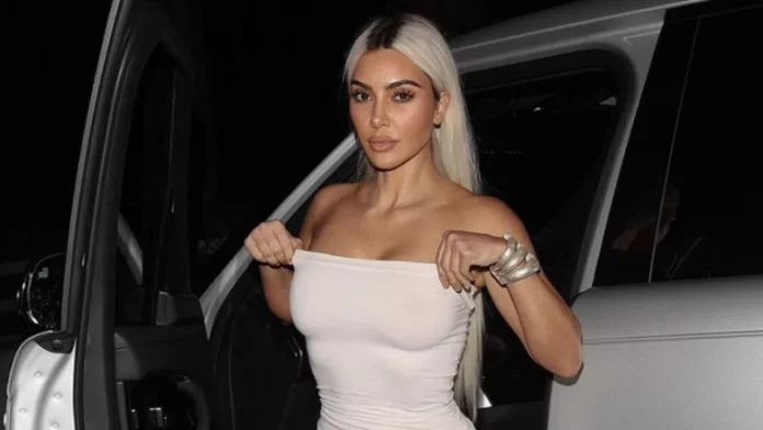  Kim Kardashian duket shumë elegante në një fustan të bardhë, në një event në New York