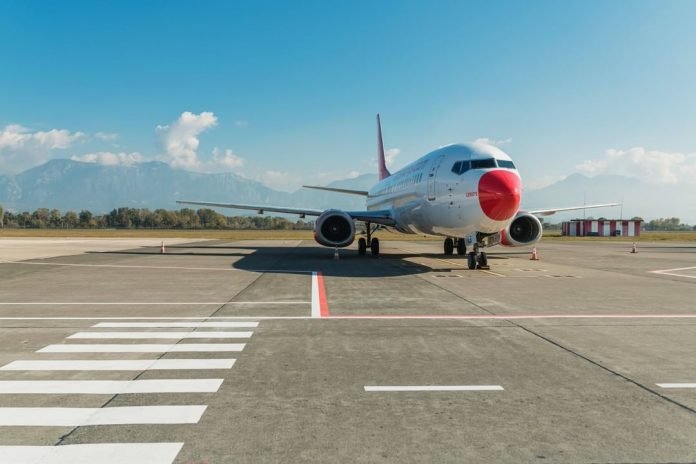  Panik në ajër, indiani tentoi të hapte derën e emergjencës gjatë fluturimit, avioni kthehet sërish në Rinas