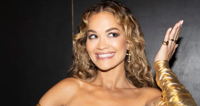  Rita Ora flet për raportin me burrin e saj Taika Waititi: Marrëdhënia jonë është zjarr, zjarr, zjarr