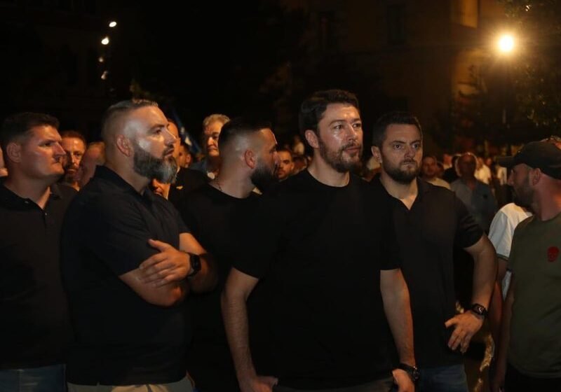  Protesta në Tiranë, djali i Sali Berishës shfaqet i rrethuar me badiguard