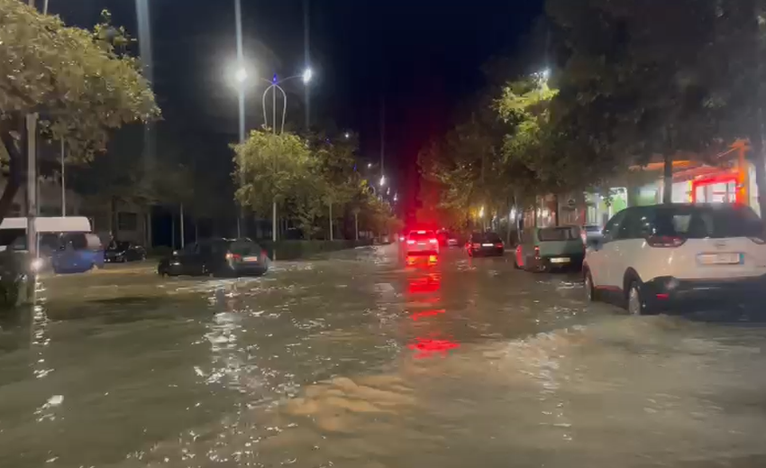  Vijon efekti i përmbytjeve/ Reshjet e shiut shkaktojnë rrëshqitje dherash, bllokohet kalimi i mjeteve në Bypass-in e Vlorës