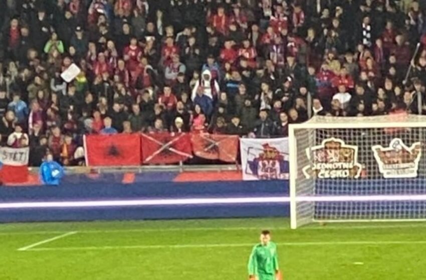  Skandal në Çeki! Tifozët vendas i vendosin kryq flamurit shqiptar, kthejnë shqiponjën me kokë poshtë dhe shpalosin flamurin serb