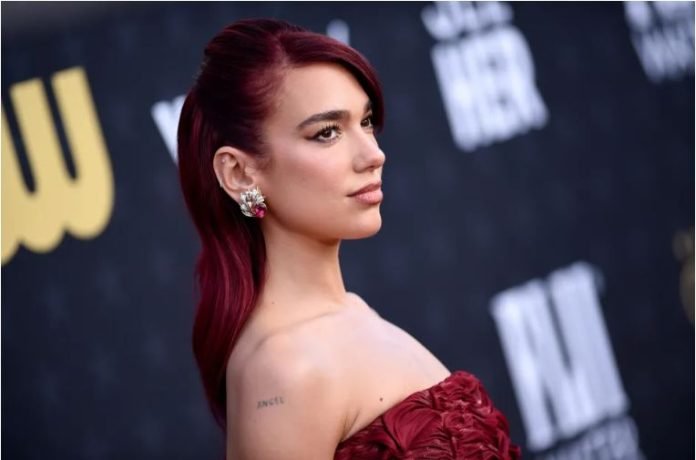  “Unë jam thjesht një vajzë”, Dua Lipa shkëlqen me paraqitjen e saj të fundit elegante