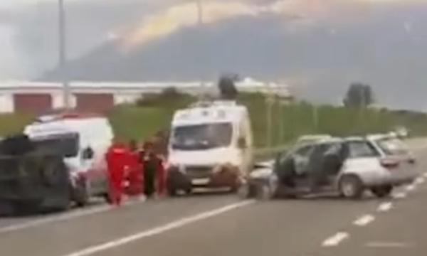  Një minibus i rrotulluar- Pamje nga vendi i ngjarjes në aksidentin ku mbetën të lënduar dhjetë persona