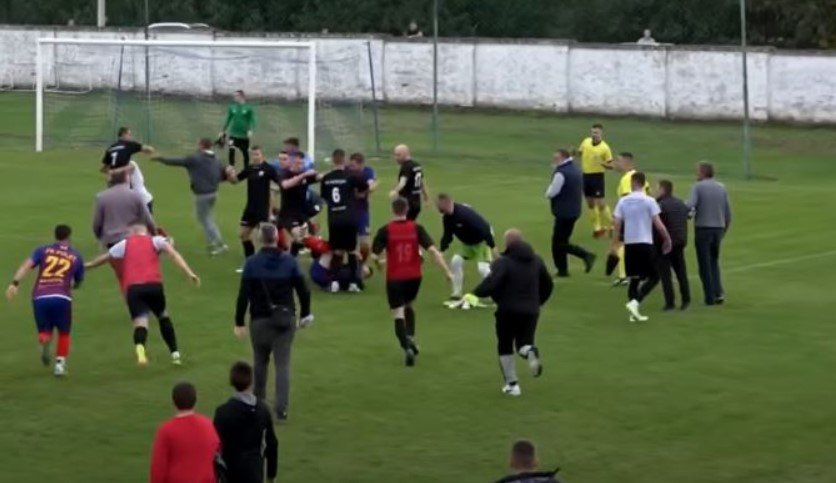  VIDEO / Rrahje masive në Serbi, gjyqtari tregon 10 kartona të kuq