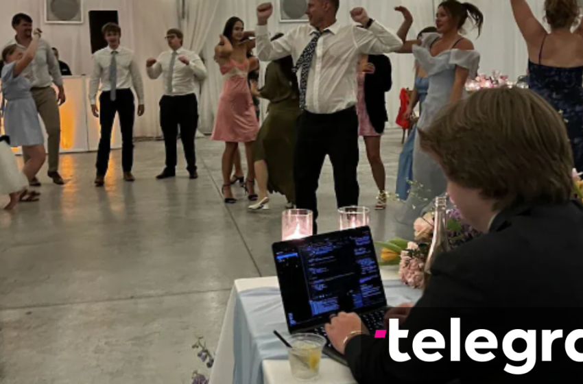  Ishte dasma e tij por ai zgjodhi të punonte në laptop, burri ngjall reagime në rrjetet sociale