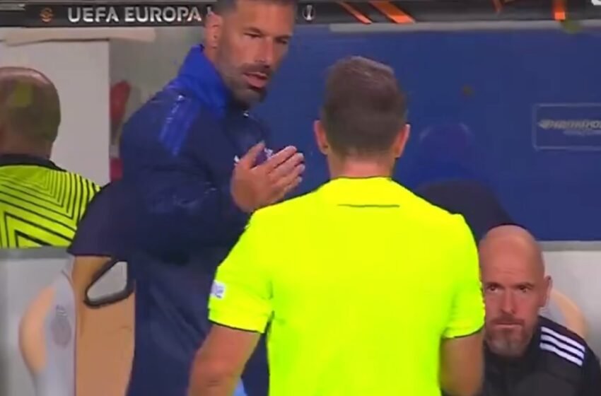  Rud Van Nistellroj, bën një gjë të pazakonshme drejt gjyqtarit Stieler