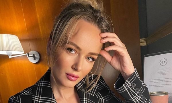  “Kush o për mu puthë” – Adriana Matoshi me pyetje provokative