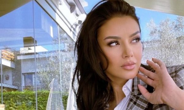  Bora Zemani benë ndërhyrje në gjoks?,po i shpërthen në veshje të ngushtë