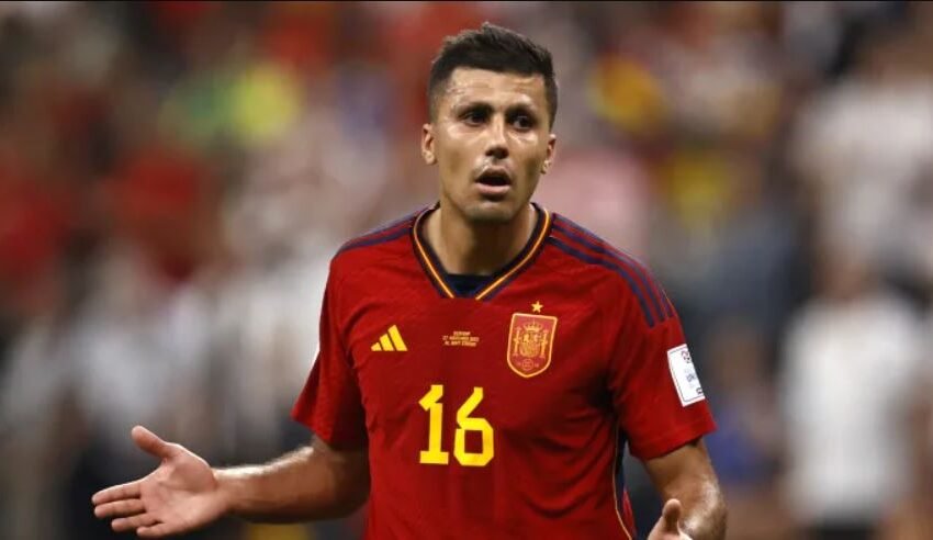  “Dirigjenti” spanjoll i mesfushës, Rodri fiton “Topin e Artë”