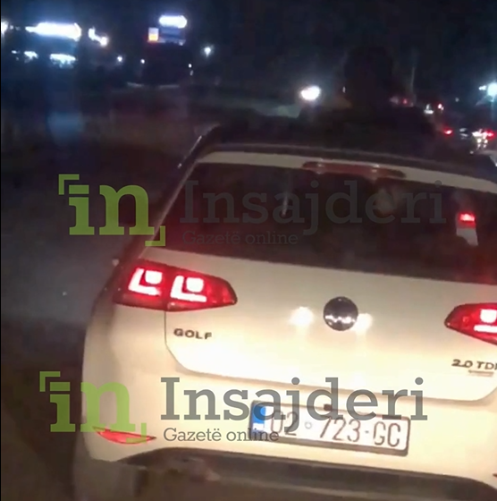  E rrezikshme| Vetura në lëvizje, fëmija nxjerrë gjysmën e trupi jashtë